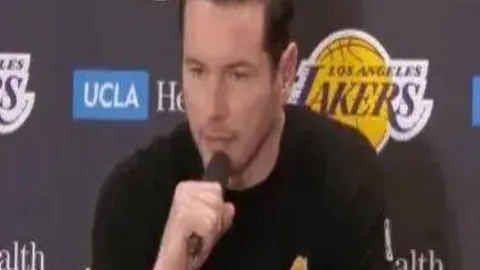 狼队重磅引进南安普顿翘楚阿姆斯特朗，三年半合约锁定英超新星，精彩对决即将开启！